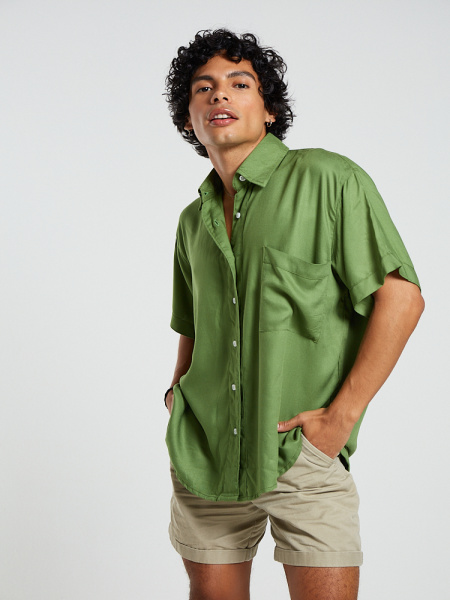 Camisa verde oversize.